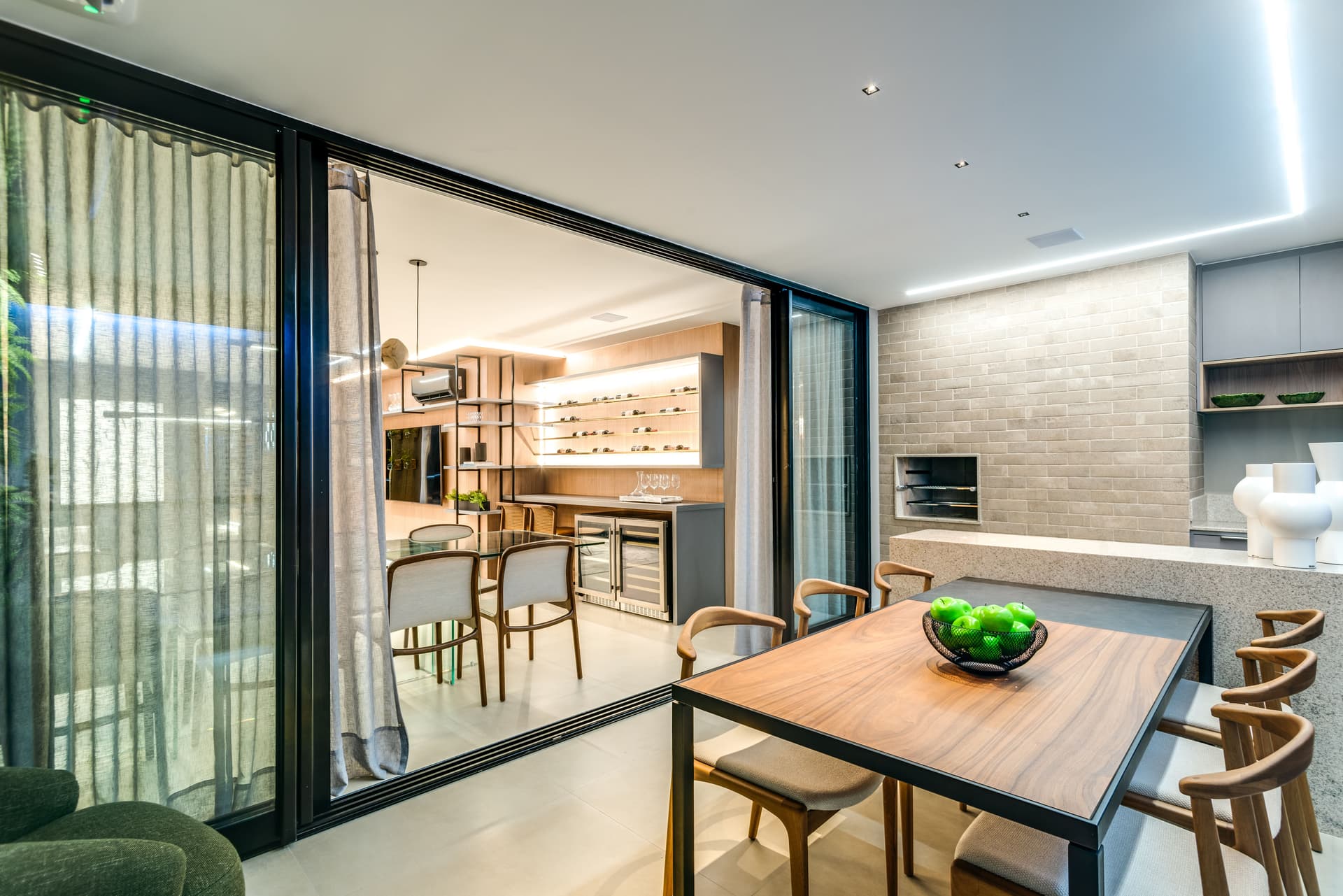 Apartamento de 3 suites, varanda com churrasqueira a carvao, entre o Parque Vaca Brava e Parque Areiao, proximo ao Goiania Shopping e Praça t25