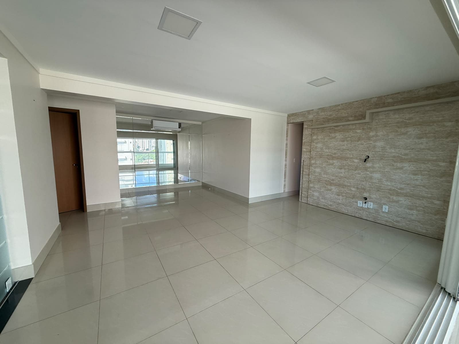 Apartamento 120 m² 3 suítes próximo ao Vaca Brava e Colegio Arena