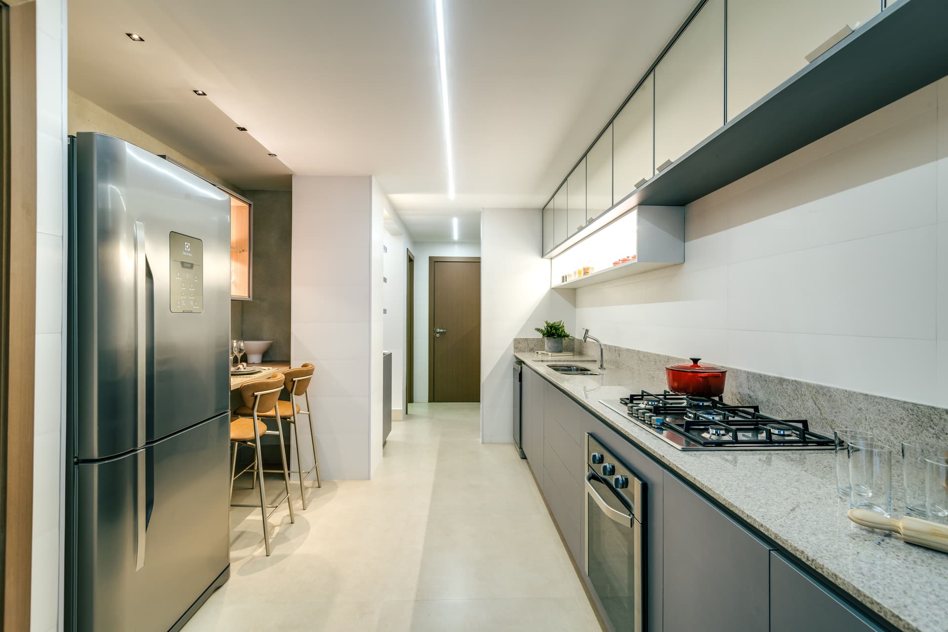 Apartamento de 3 suites, varanda com churrasqueira a carvao, entre o Parque Vaca Brava e Parque Areiao, proximo ao Goiania Shopping e Praça t25
