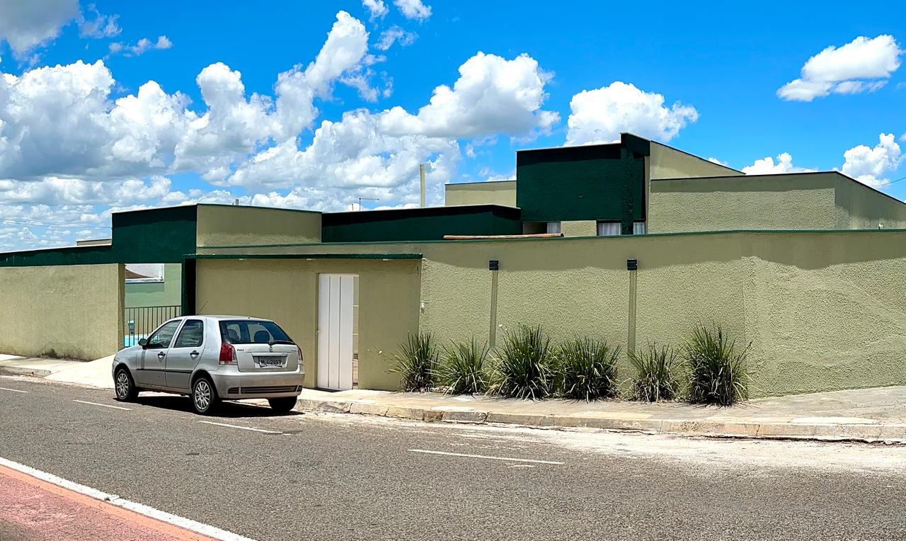 CASA DE ESQUINA COM PISCINA E VISTA PARA O LAGO CORUMBÁ – CALDAS NOVAS/GO
