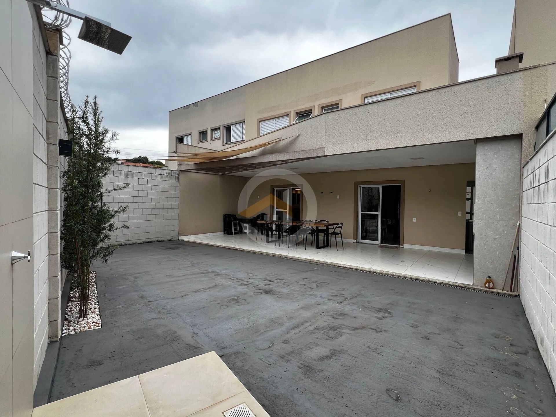 Casa Sobrado 3 suítes plenas com quintal grande