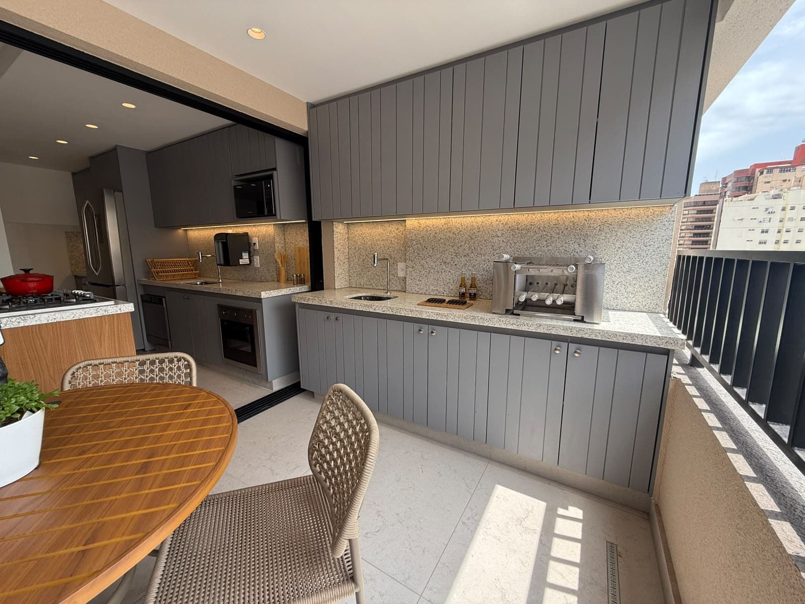 Apartamento 3 suítes nascente no Setor Bueno Goiânia a 400 metros do Vaca Brava