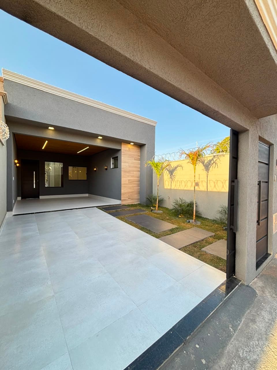 Casa Moderna de 3 Quartos com Suíte no Centro de Aparecida de Goiânia