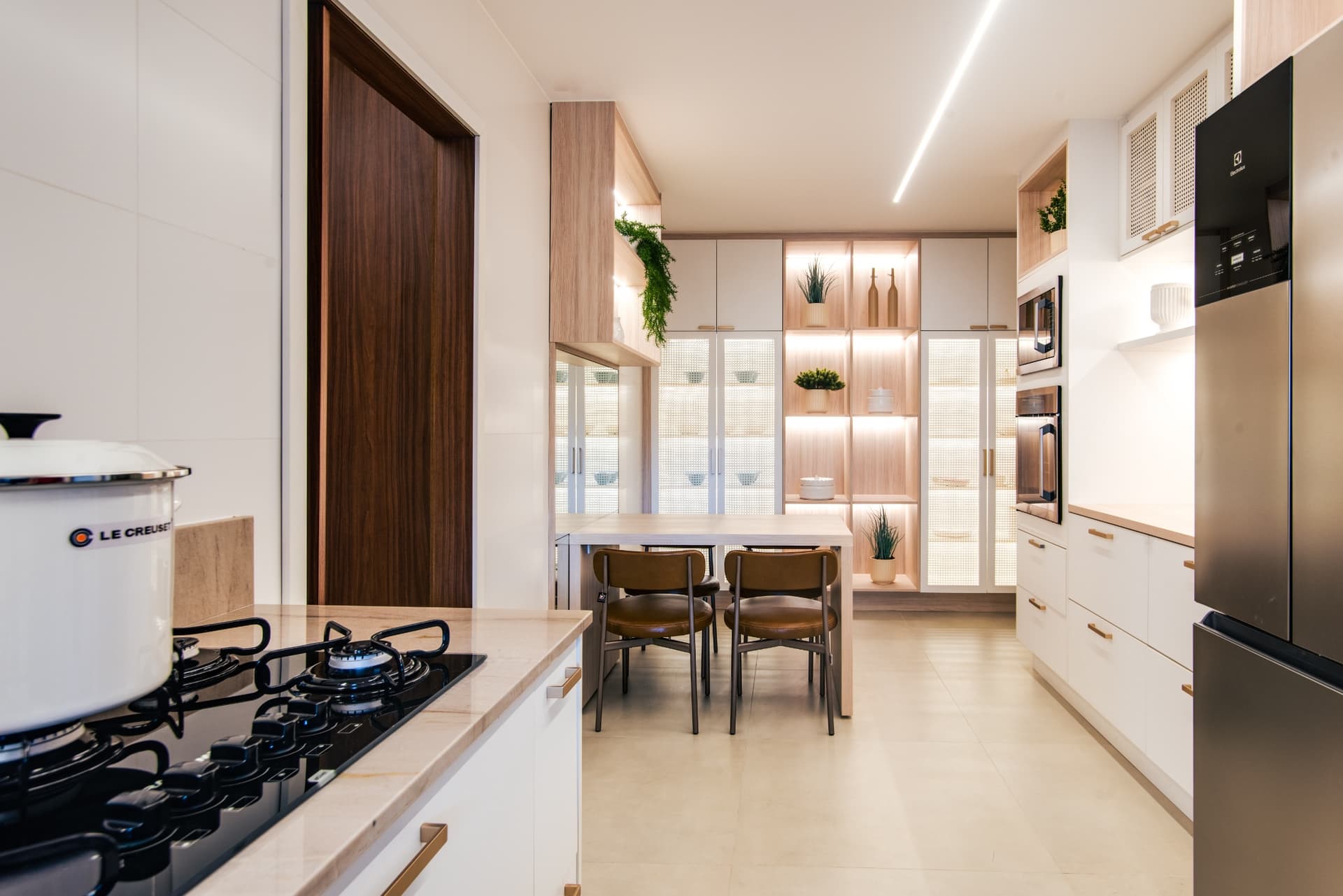 Apartamento de 3 suítes, 3 vagas de garagem, próximo ao Shopping Bouganville , Orion Complex e Praça t23