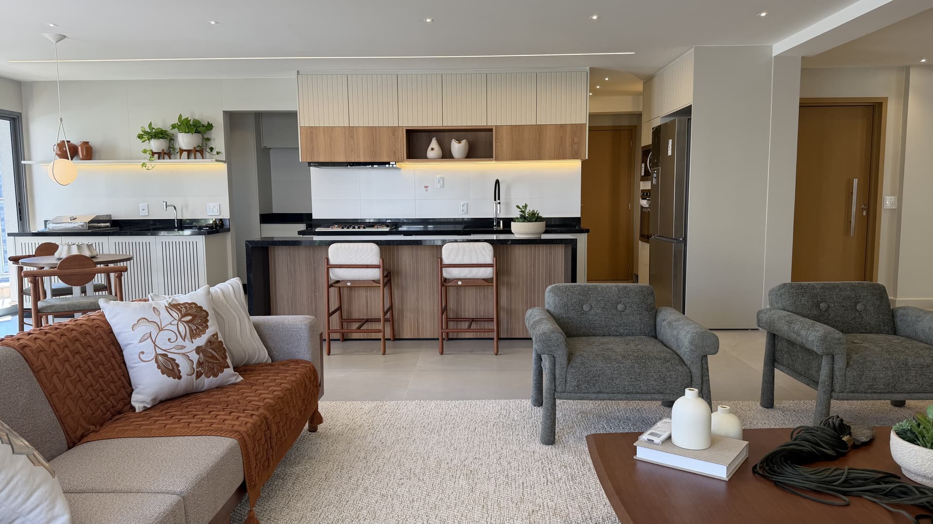 Apartamento de 3 ou 4 suítes mobiliada e decorada