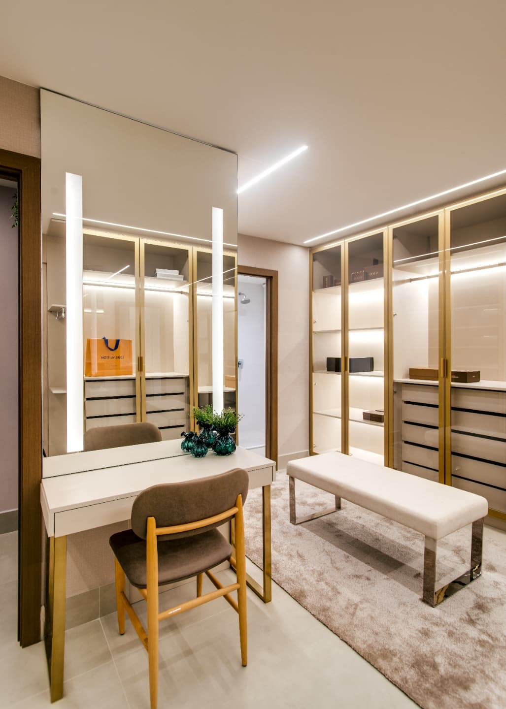 Apartamento de 4 suítes, 217 m2 , 4 vagas de garagem , Setor Marista, próximo a Praça t23, Orion Complex, Shopping Bouganville