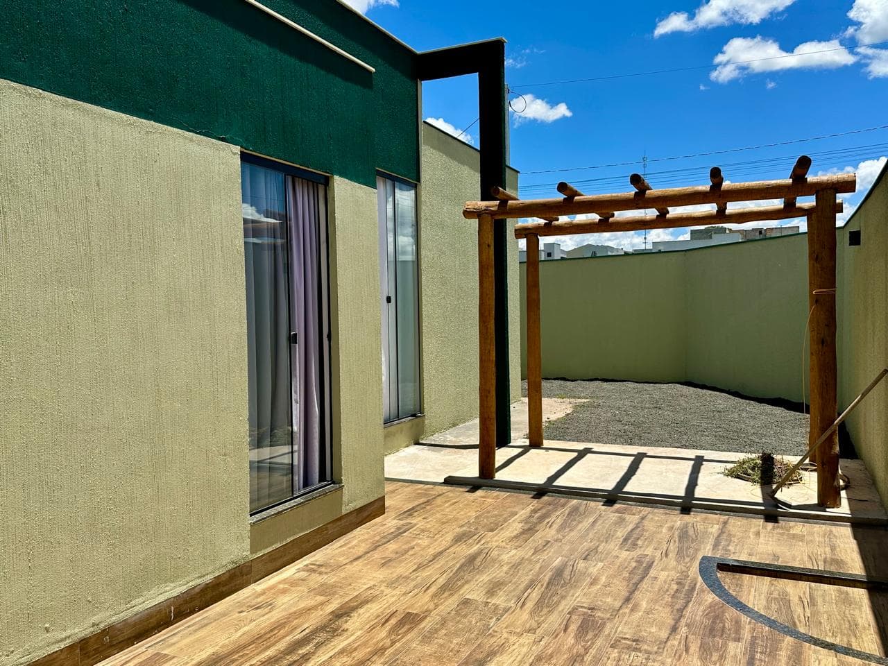 CASA DE ESQUINA COM PISCINA E VISTA PARA O LAGO CORUMBÁ – CALDAS NOVAS/GO